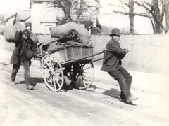 Workmen-holding-back-a-hand-cart-on-Elphinstone-Road.-1905.